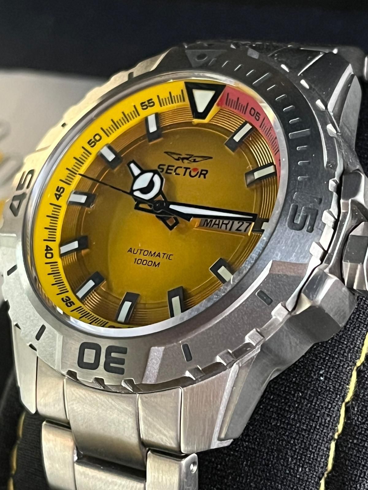 Orologio automatico Sector in argento con quadrante giallo, datario e lancette nere.