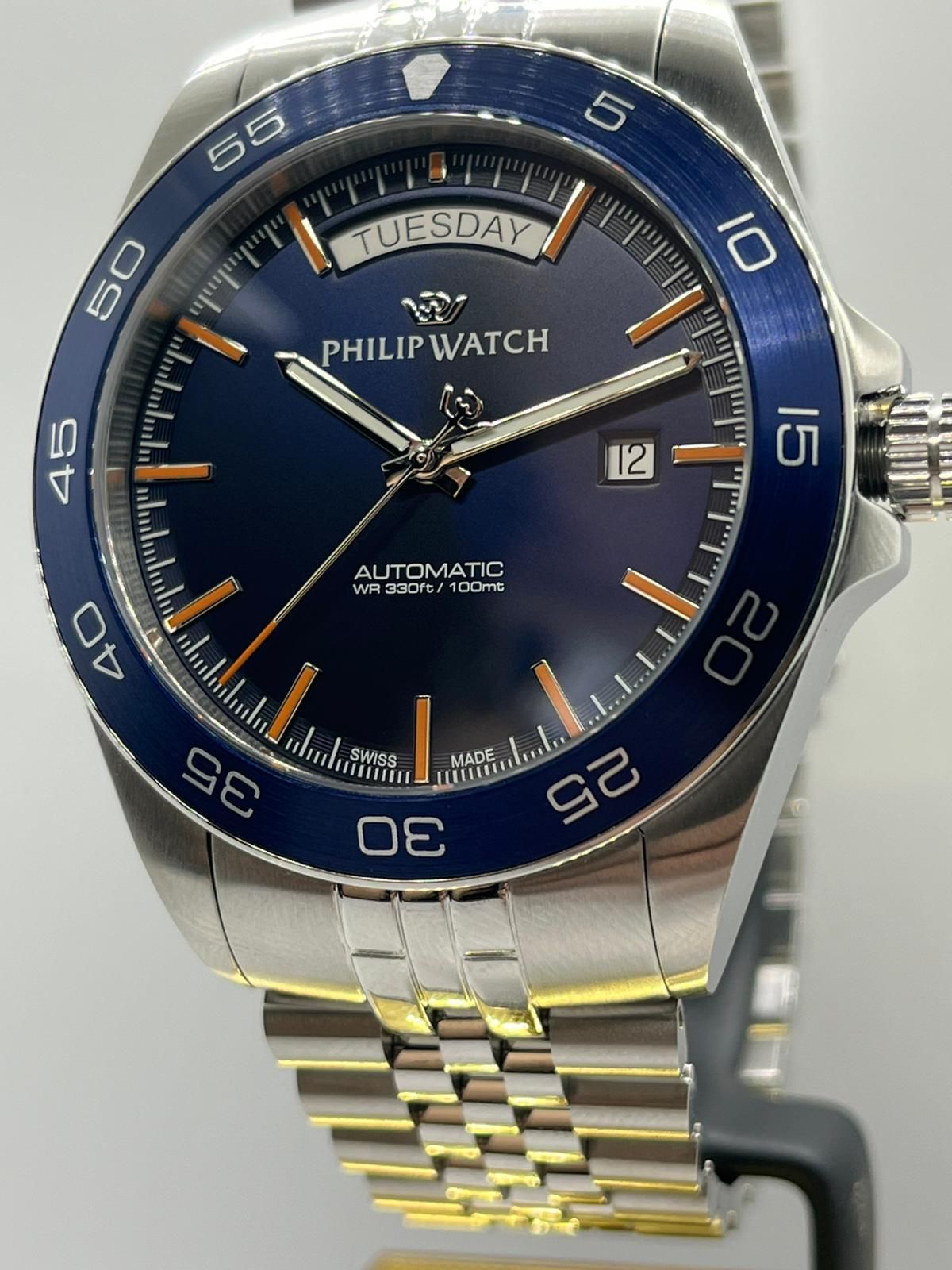 Orologio Philip Watch in argento con lunetta blu e quadrante blu scuro; visualizza giorno e data.