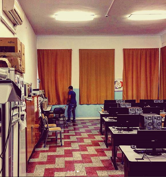 stanza con tende oscuranti