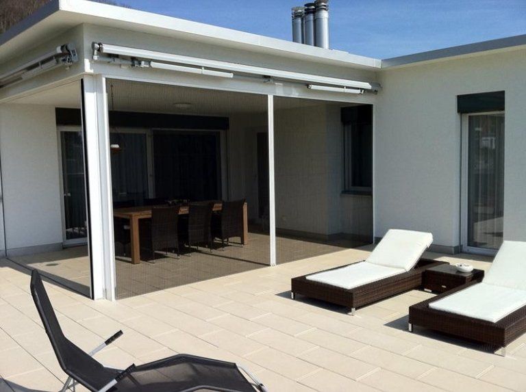 veranda con tende per esterni
