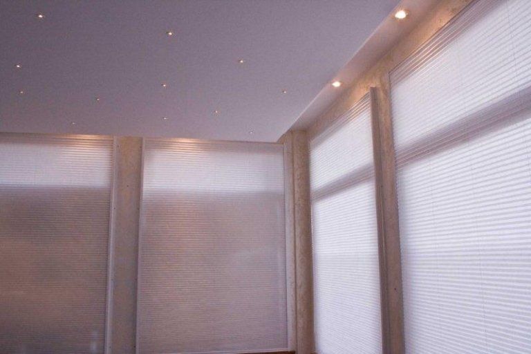 stanza con tende semitrasparenti