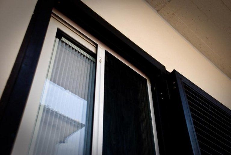 finestra con zanzariera nera