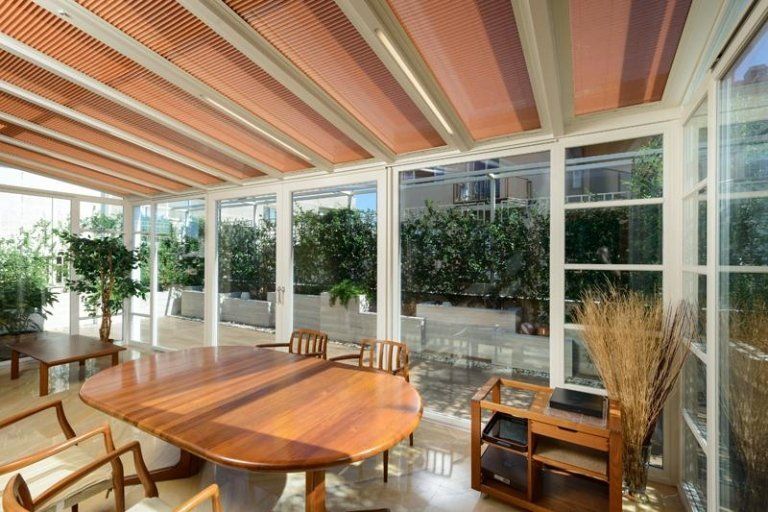 veranda chiusa con tende parasole