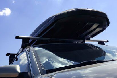 B0D0F3 Car with a luggage box