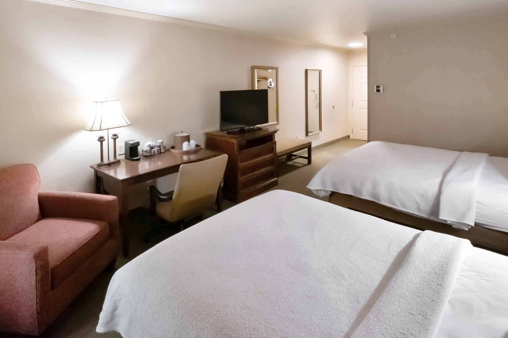 hotel standard queen room beds