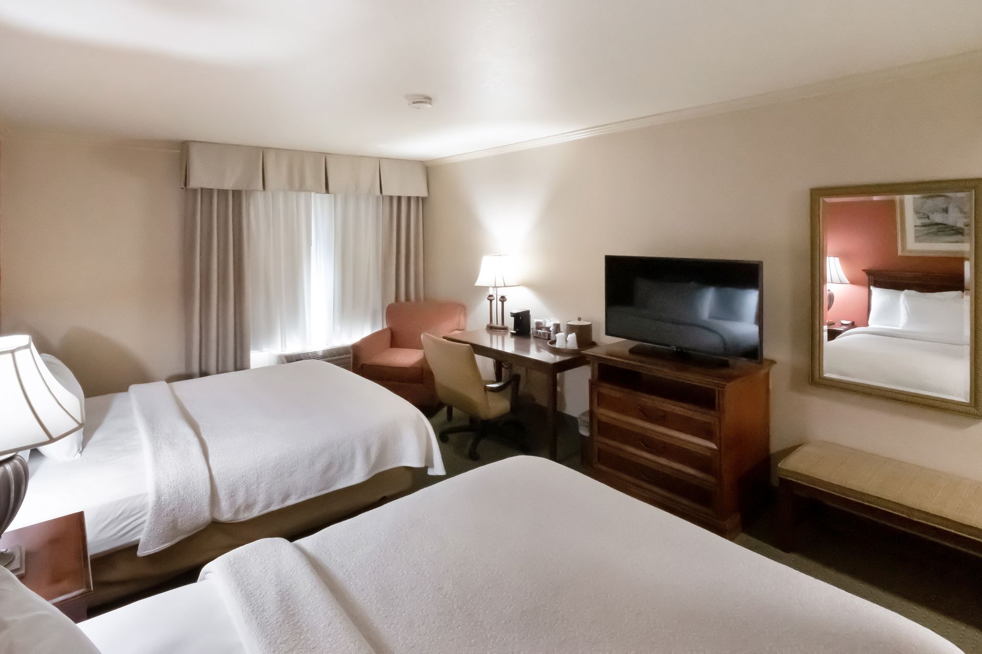 hotel room queen beds