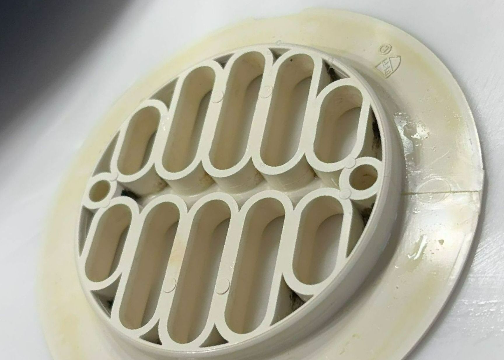 A close up of a white circle with the letter o on it