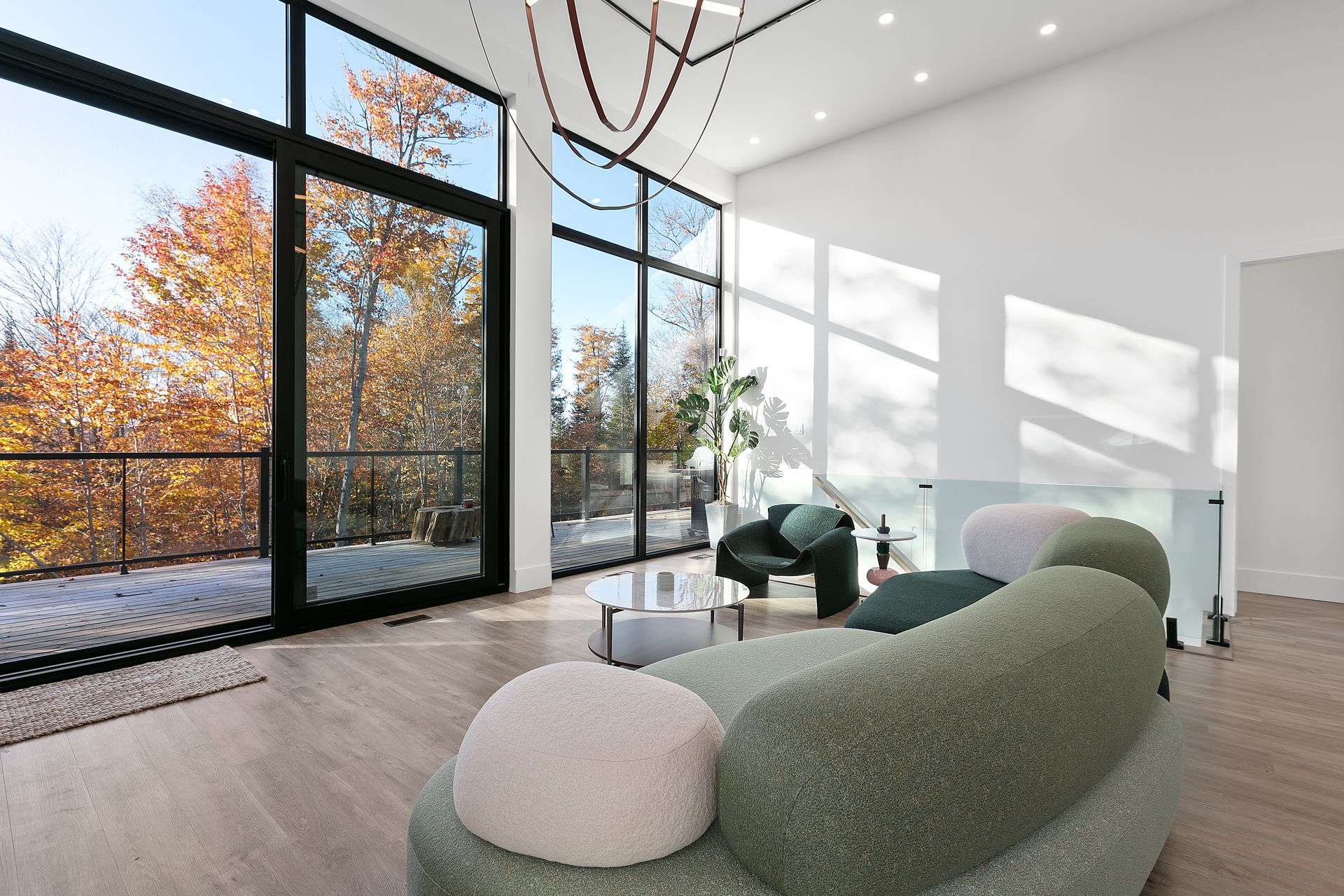 Maison moderne avec extérieur en pierre et en bois, sous un ciel bleu.
