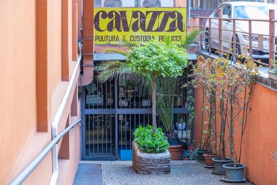 Un negozio al piano interrato con l'insegna 