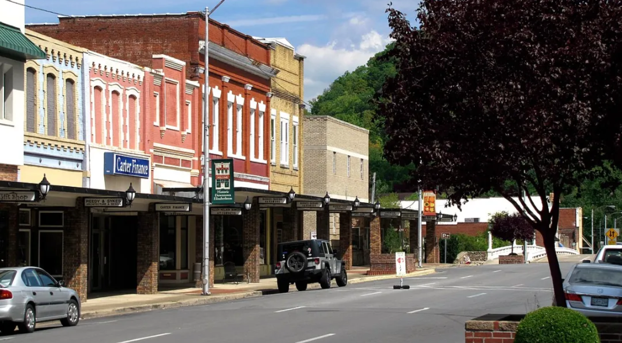 Picture of Downton Kingsport lit up at night