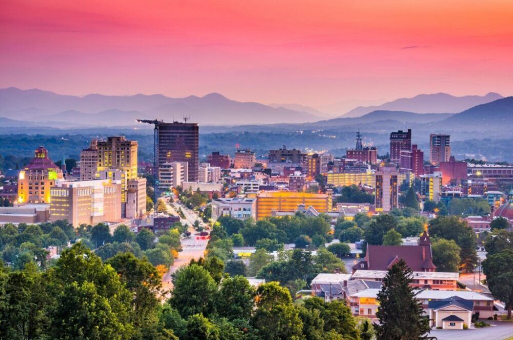 Picture of Downtown Greeneville, TN with mountains in the background