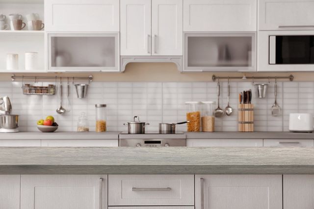 Porcelain countertops: Bàn đá Porcelain sẽ làm cho không gian nhà bếp của bạn thêm phần sang trọng. Với độ bền cao, chống trầy, chịu nhiệt và dễ dàng vệ sinh, nó là sự lựa chọn hoàn hảo cho bất kỳ người nội trợ nào đang tìm kiếm sự tiện lợi và đẳng cấp.
