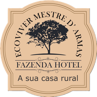 Logotipo do Hotel Fazenda EcoVer Mestre D'Armas. Apresenta a silhueta de uma árvore, texto em marrom e fundo bege com borda ornamentada.