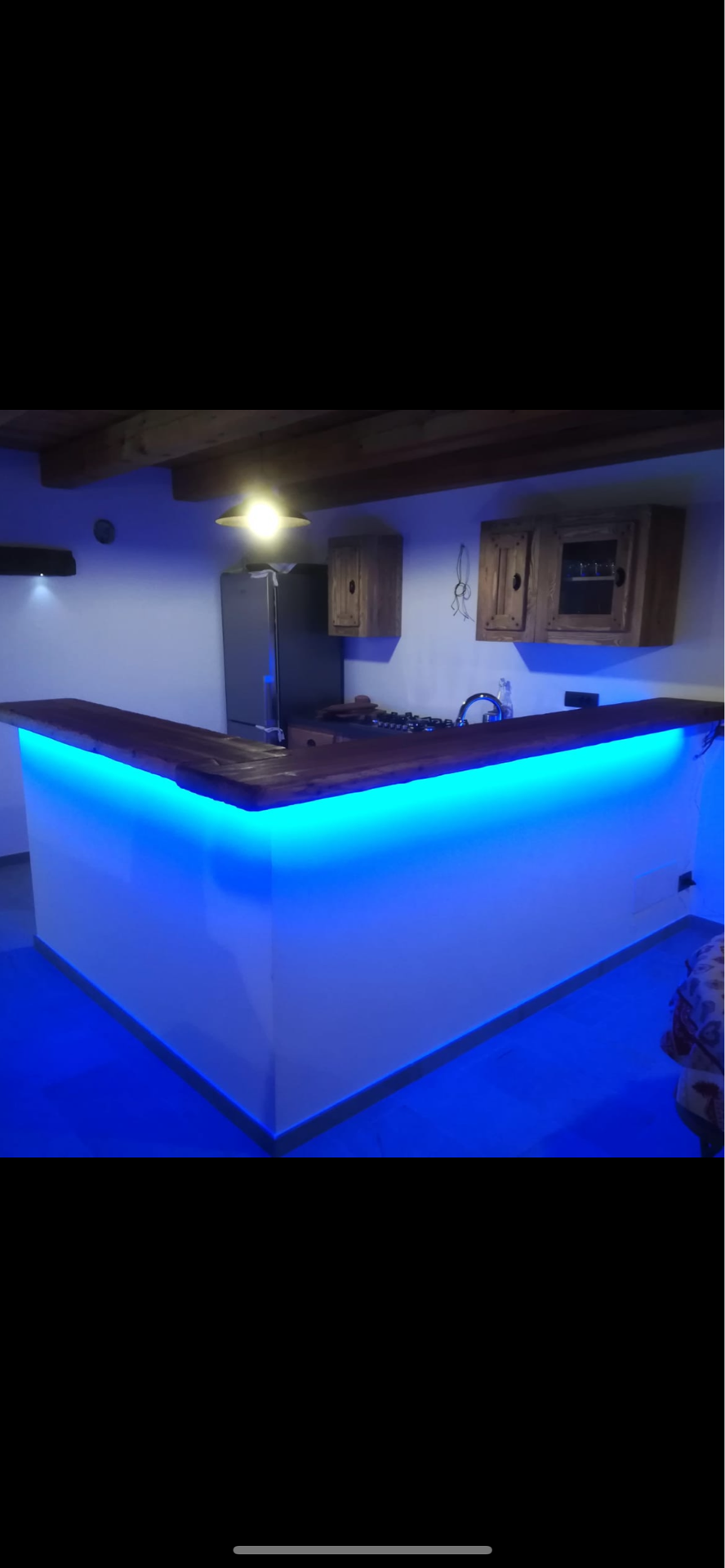 bancone in legno con luce