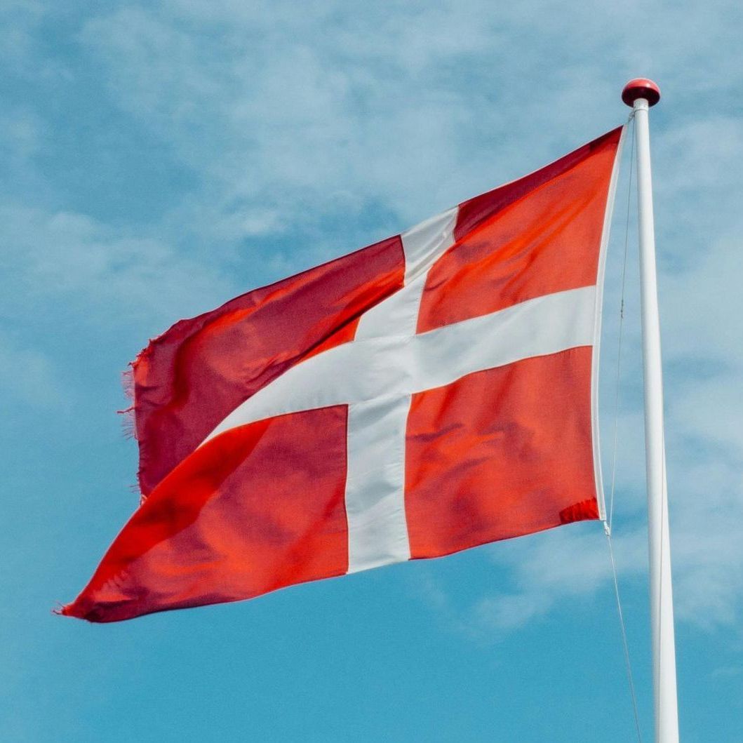 Et rødt og hvidt flag med et kryds på