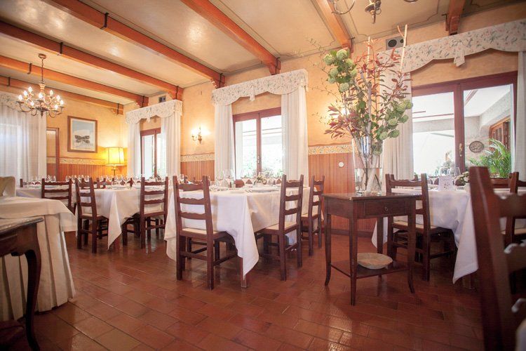 Tavoli nella sala interna della trattoria