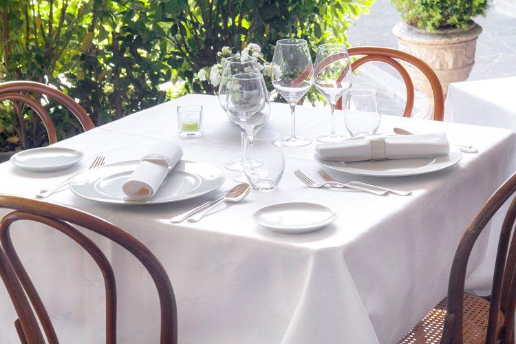 Tavolo per due nel giardino del ristorante