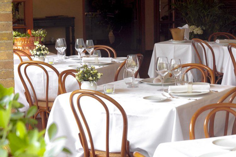 Tavoli nella sala interna del ristorante