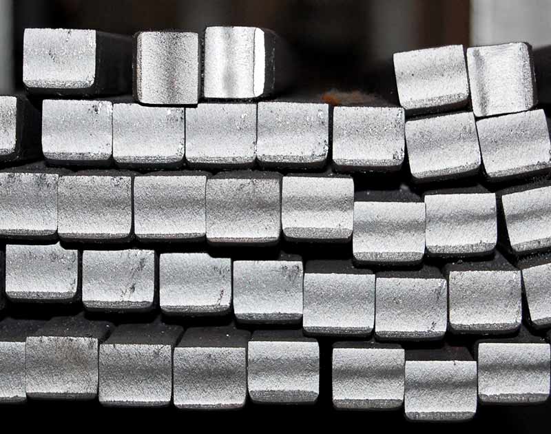 Una pila di barre di metallo impilate l'una sull'altra
