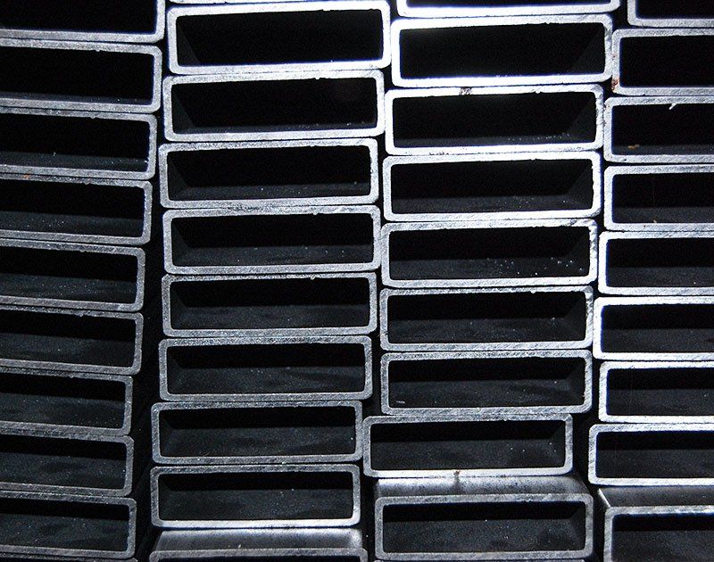 Un primo piano di una pila di tubi metallici rettangolari