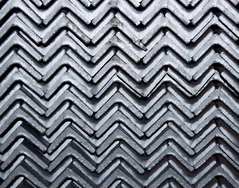 Primo piano di una superficie metallica con motivo a spina di pesce.