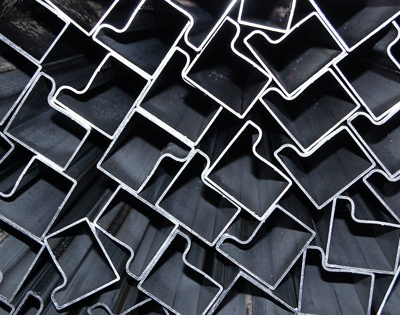 Un mucchio di tubi metallici sono impilati uno sopra l'altro