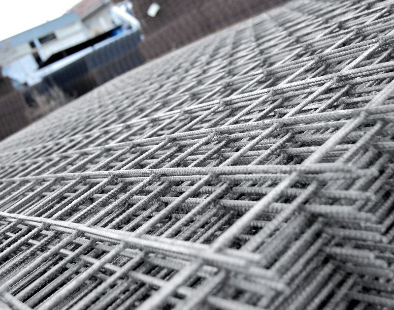 Primo piano di una pila di rete metallica.