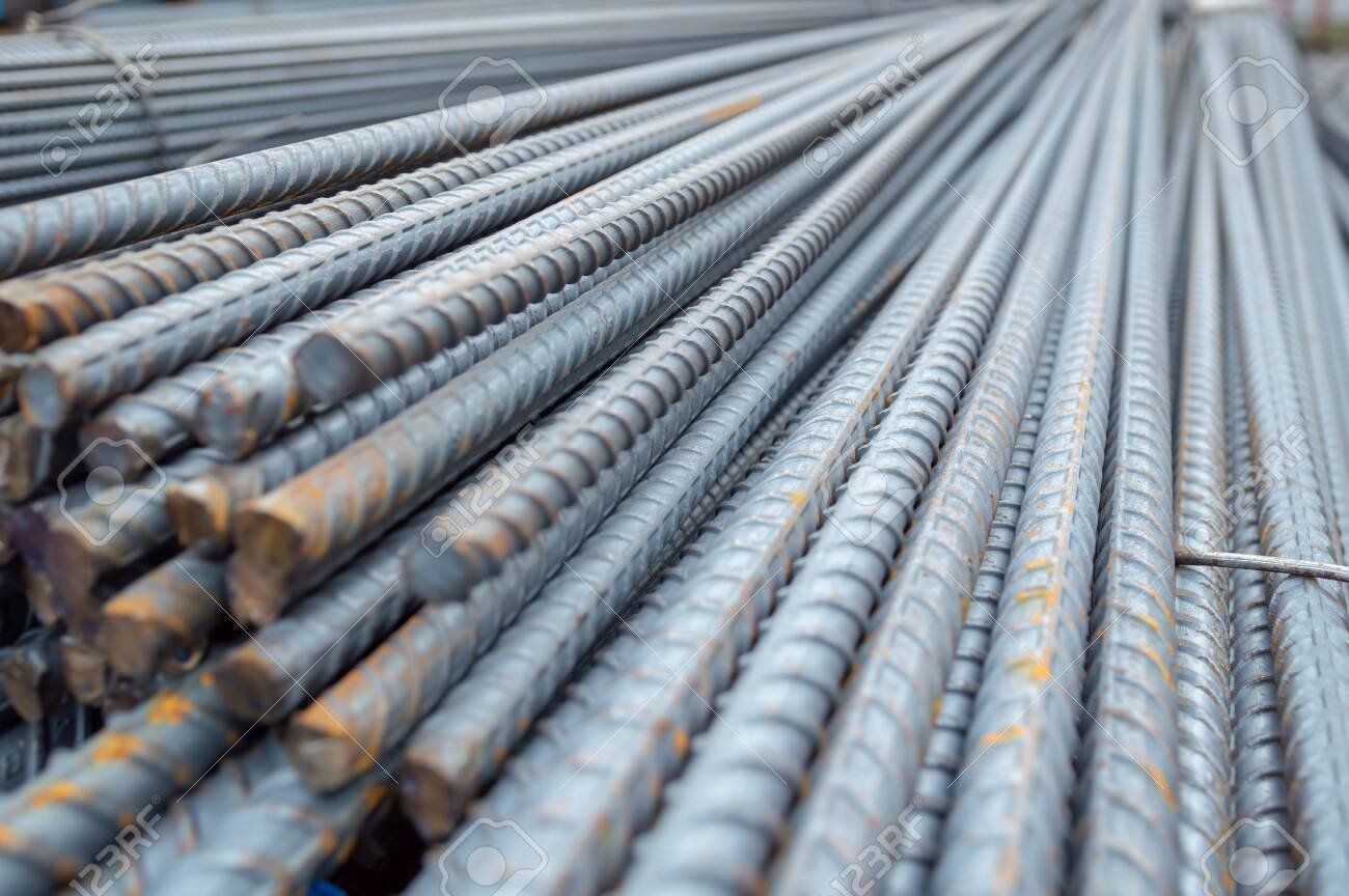 Un mucchio di barre d'acciaio sono accatastate l'una sull'altra.