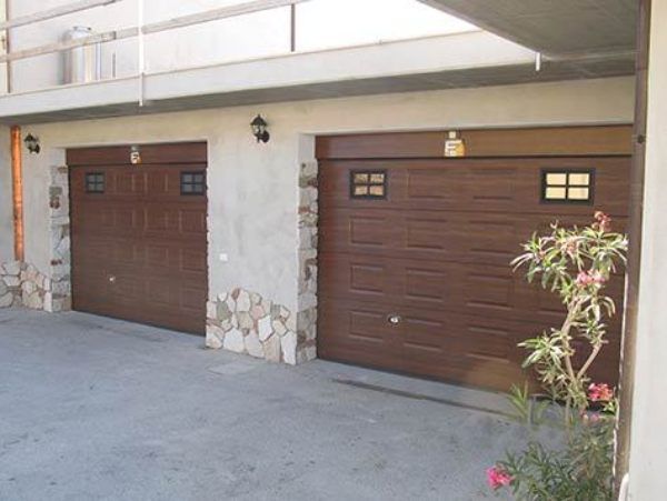 Due porte automatizzate di garage