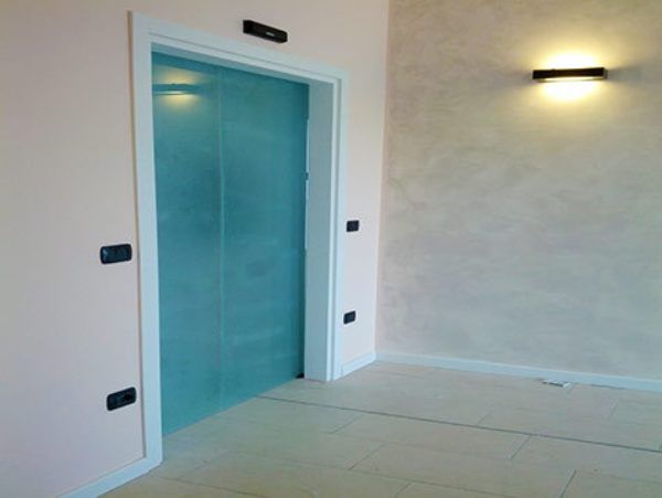 Porta di un ascensore