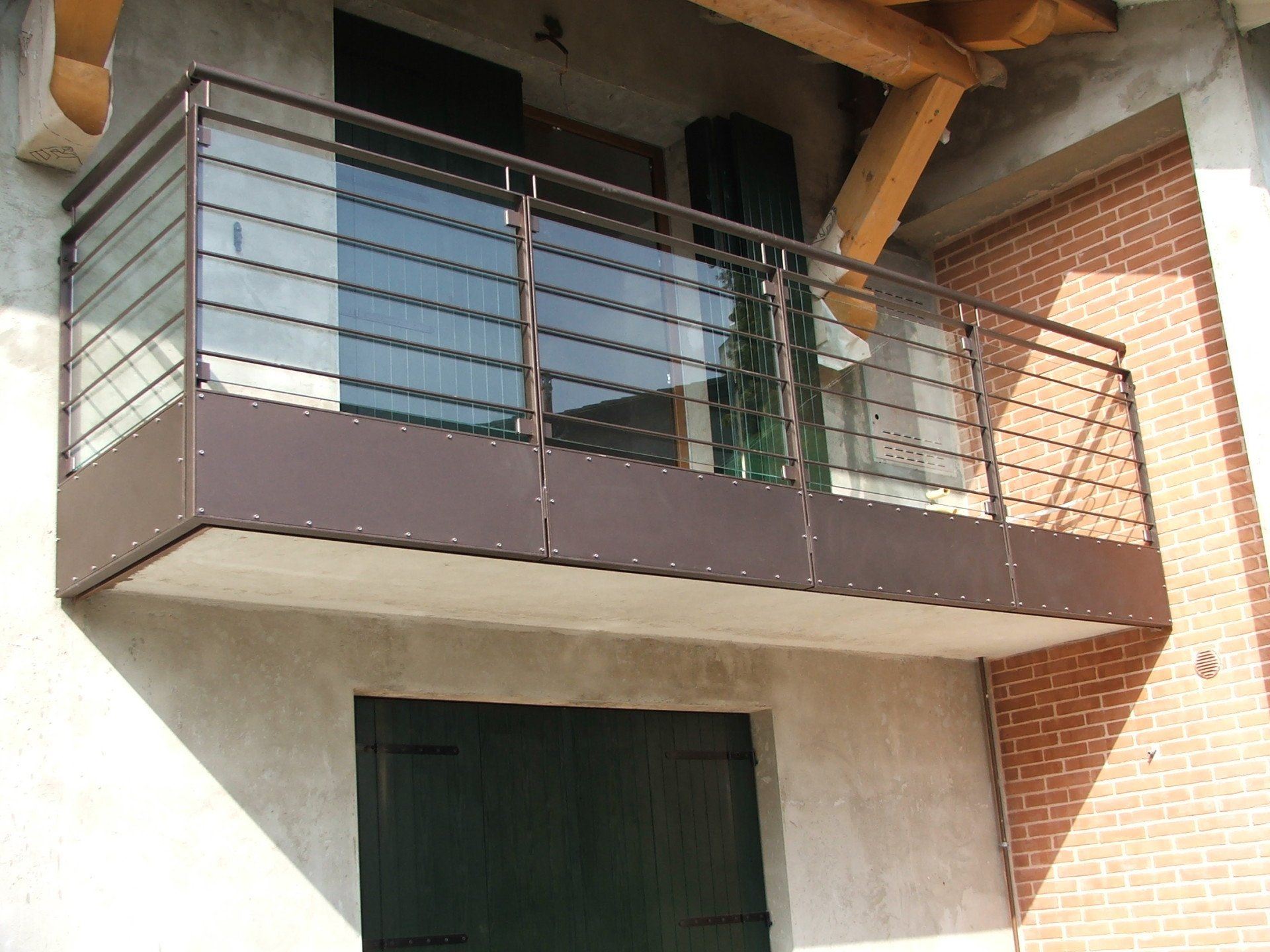 ringhiere a Treviso con sezione in vetro