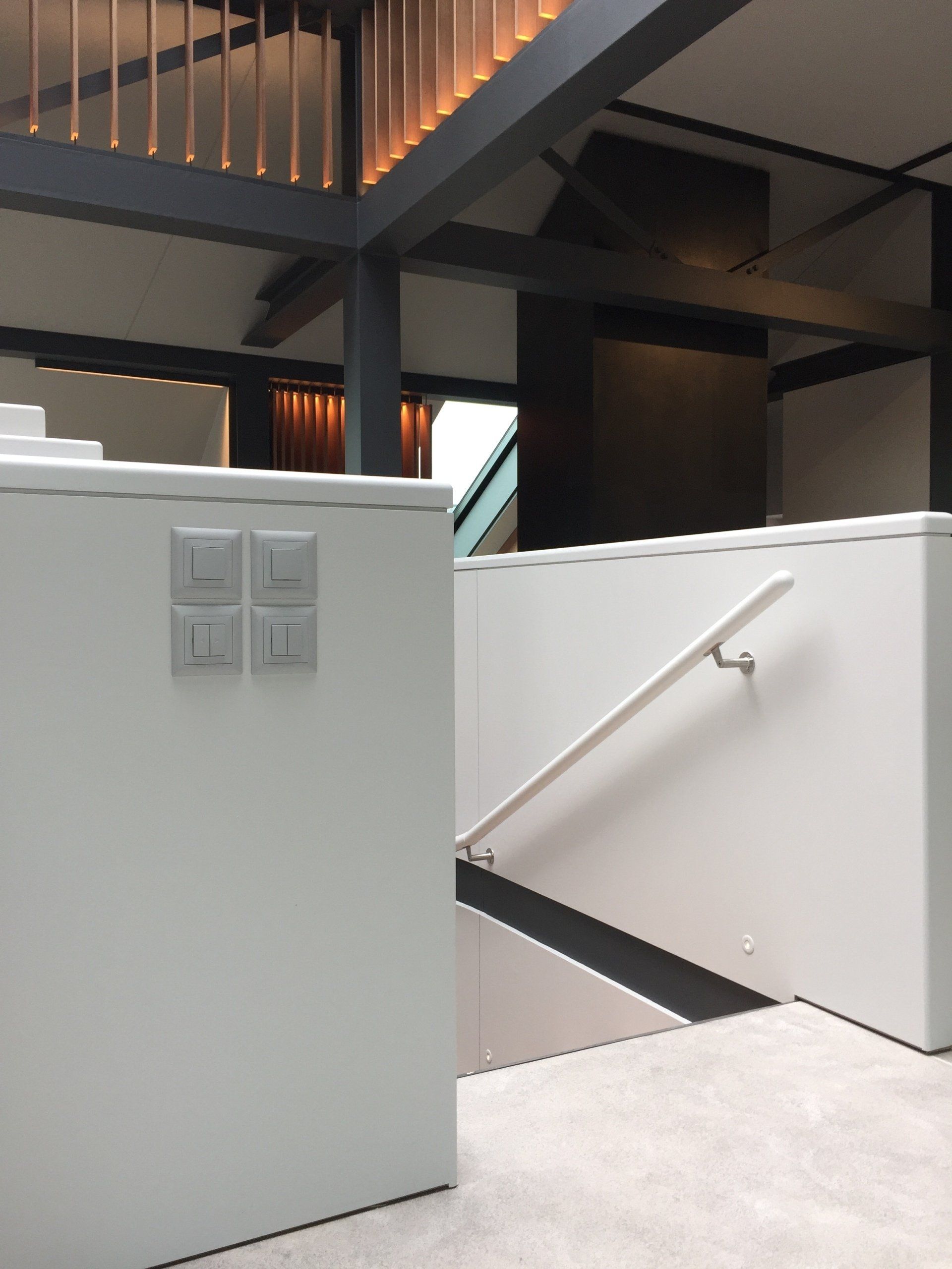 Pose d'interrupteur dans un escalier