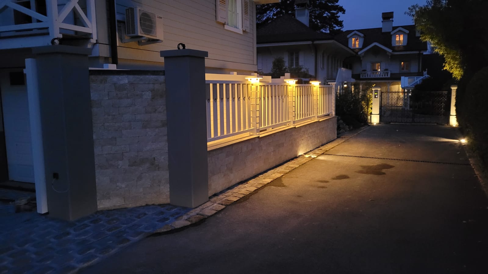 Barrière éclairée de nuit