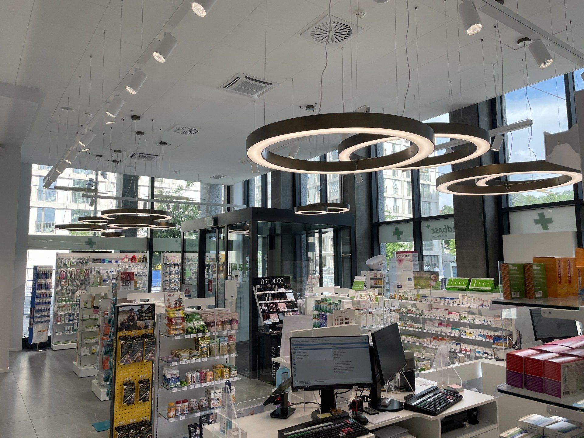 Luminaires de plafond installés dans une pharmacie