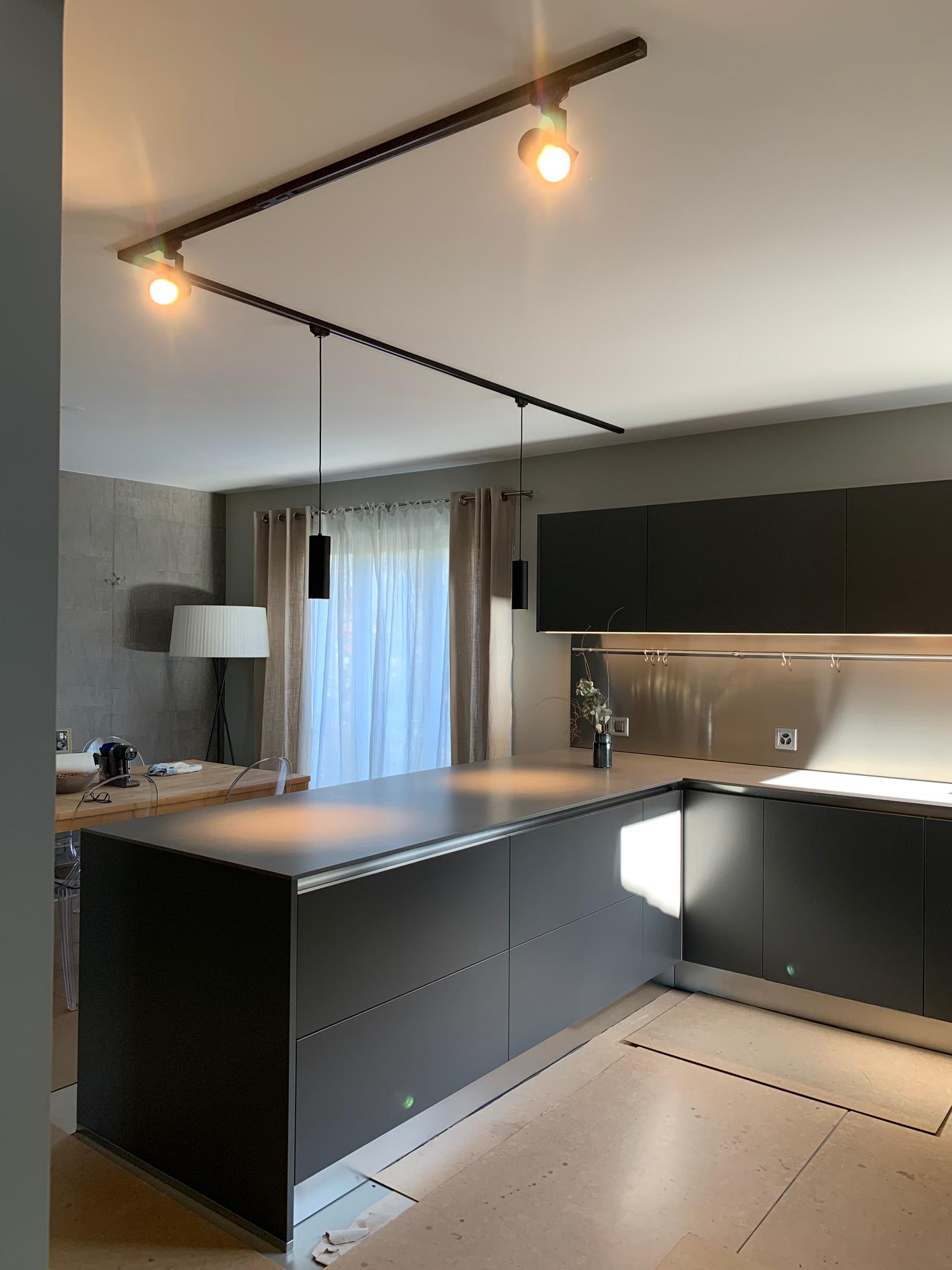 Luminaires installés dans une cuisine moderne