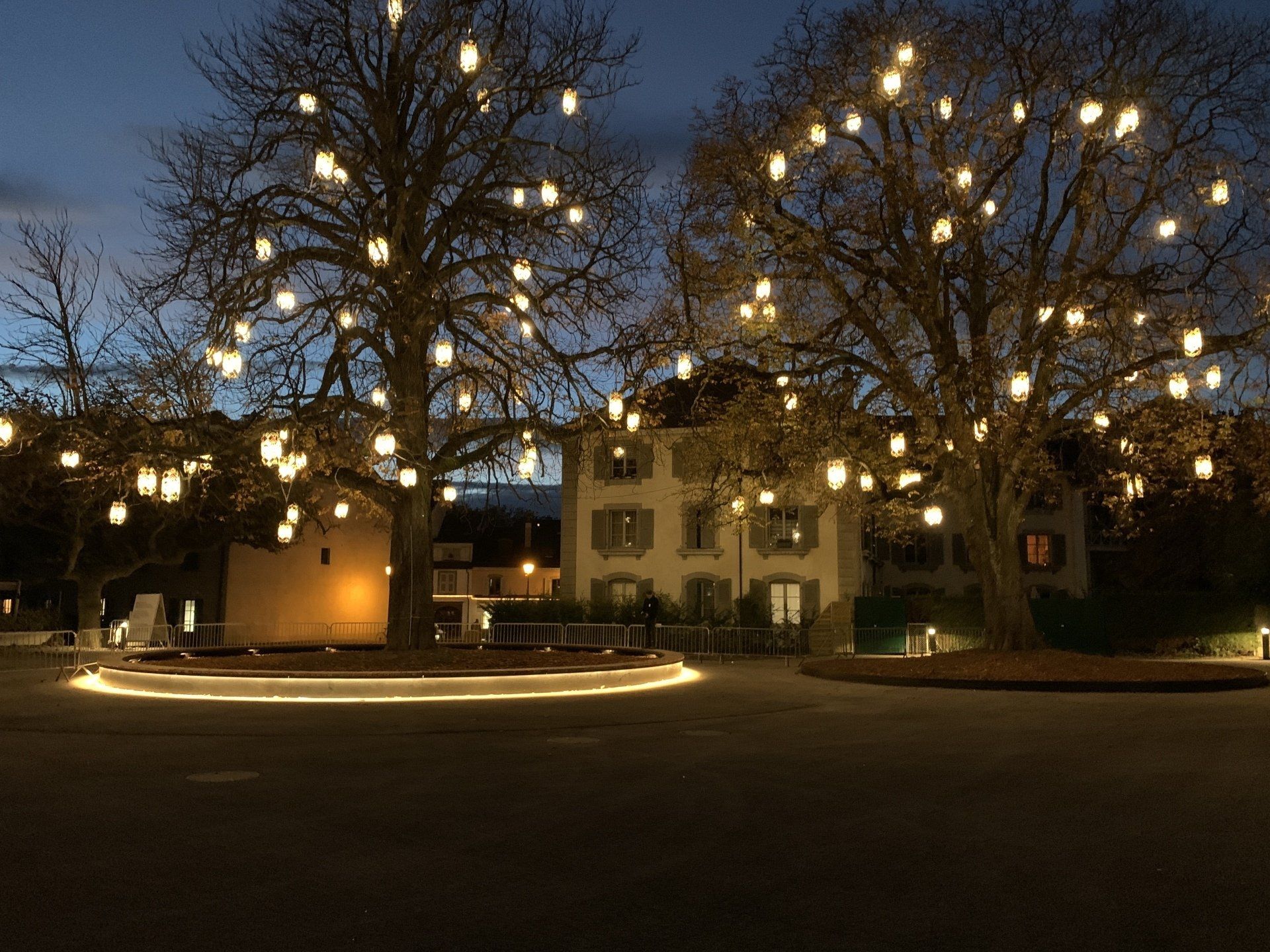 Théâtre de Carouge extérieur lumières dans les arbres