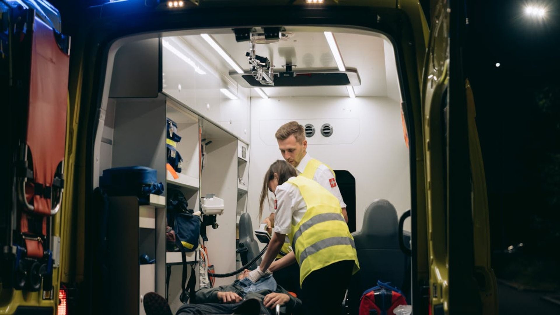 Persona en sesión con el terapeuta, con las manos juntas, vistiendo camiseta blanca y pantalón verde. El terapeuta sostiene un portapapeles.