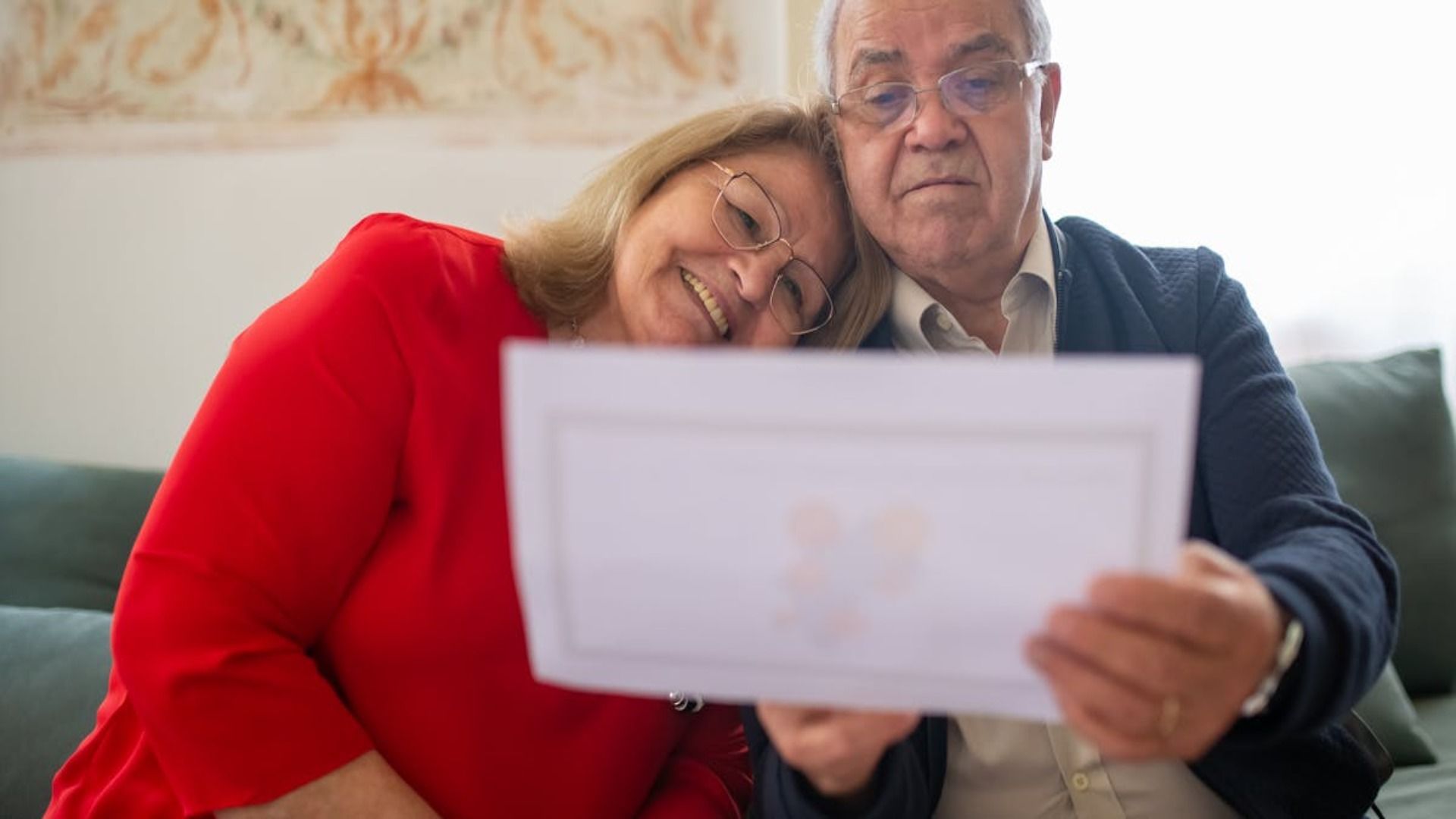 Mujer en posición de loto meditando al aire libre con los ojos cerrados.