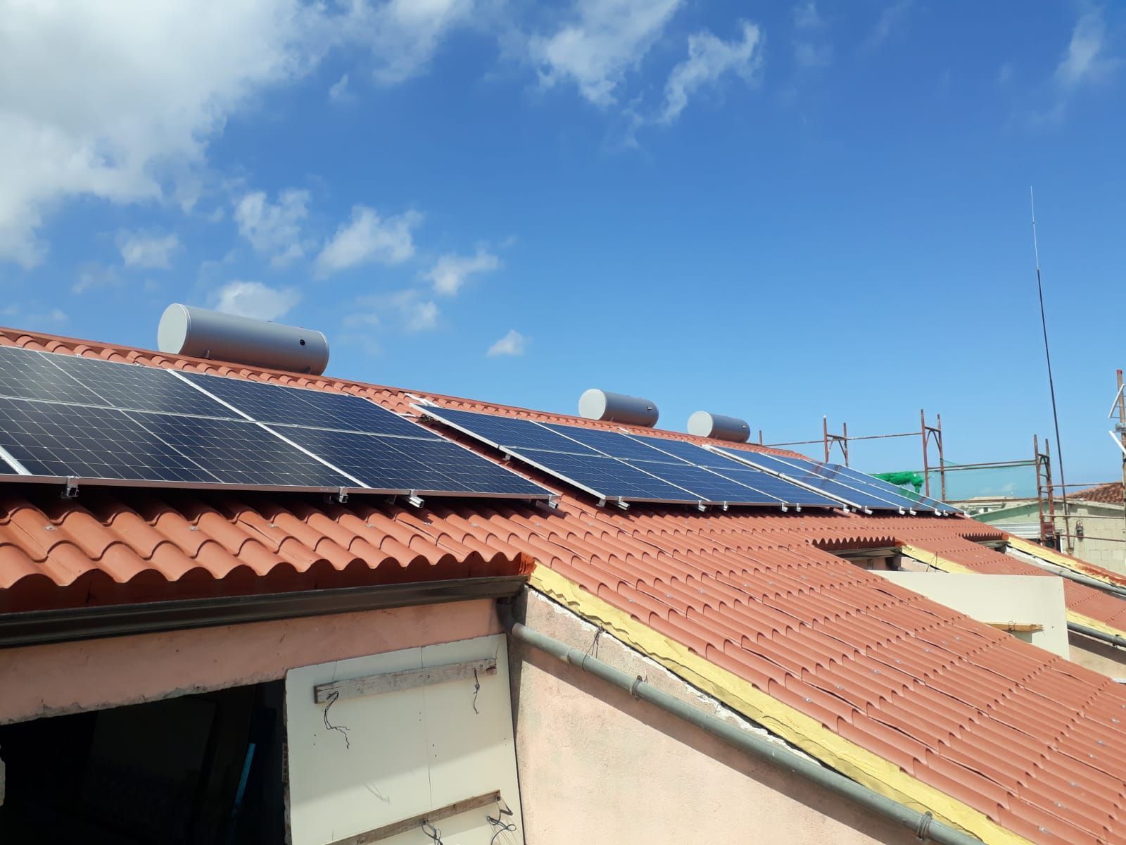 Un tetto con molti pannelli solari