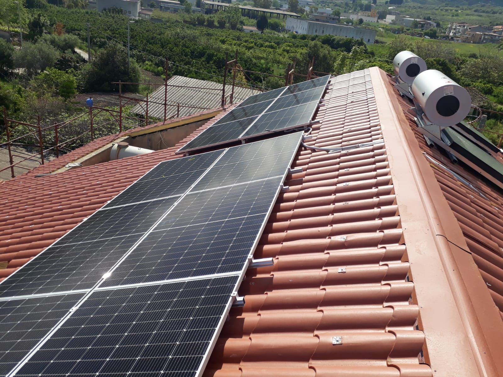 Un tetto con molti pannelli solari