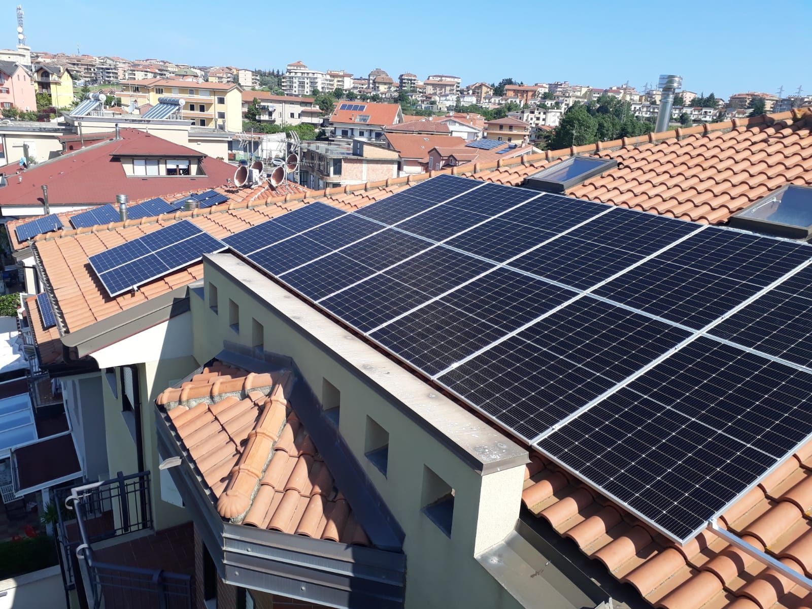 Un tetto con molti pannelli solari