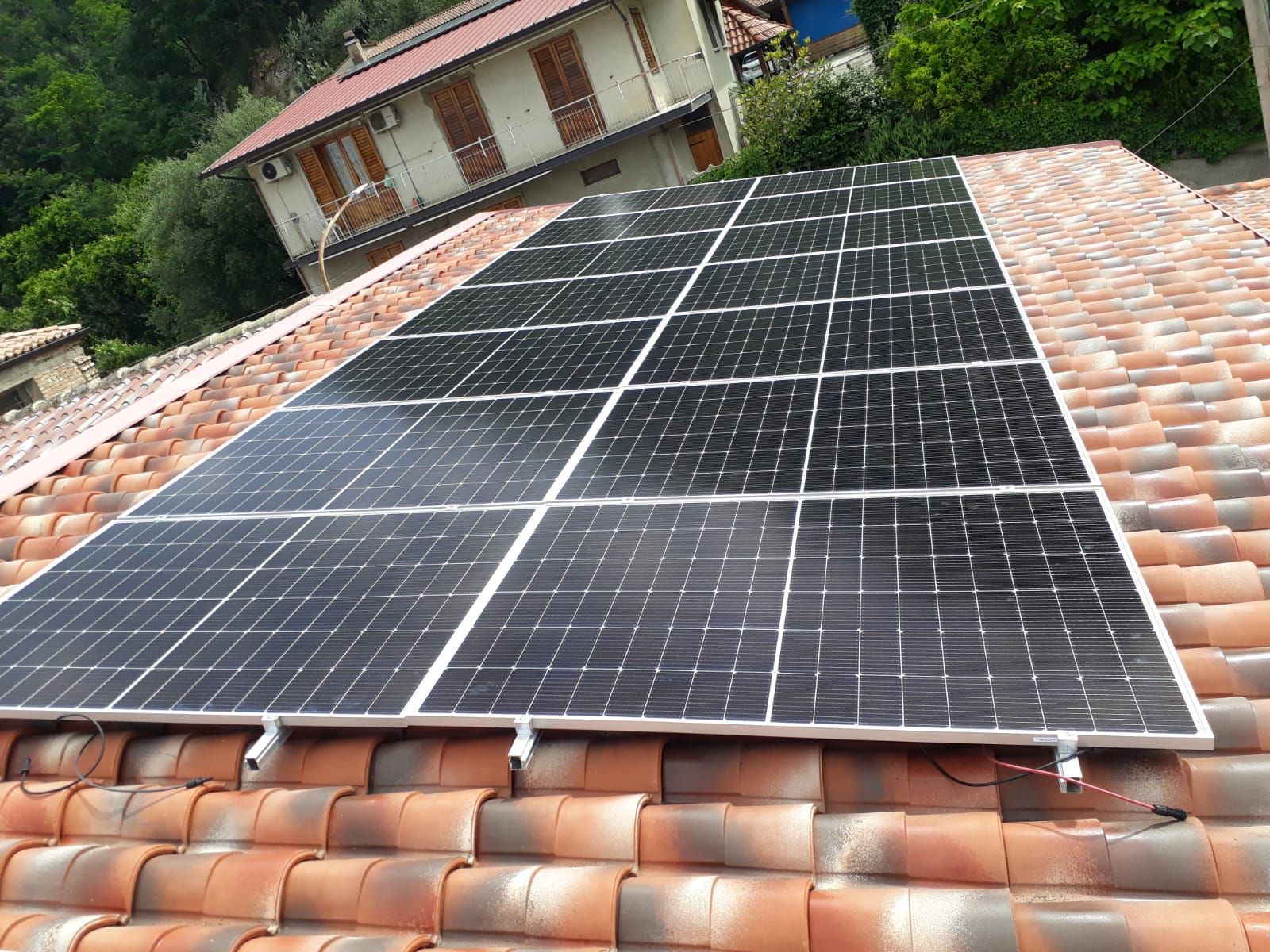 Un tetto con molti pannelli solari