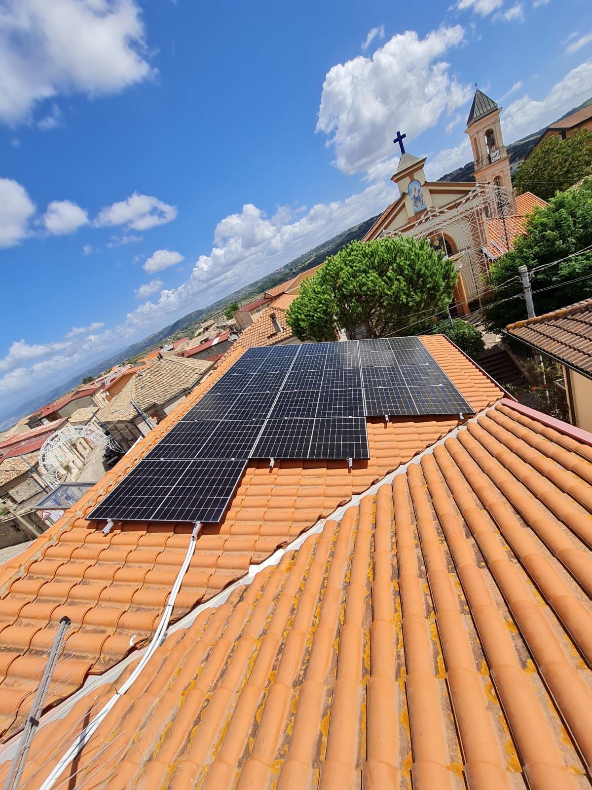 Un tetto con molti pannelli solari