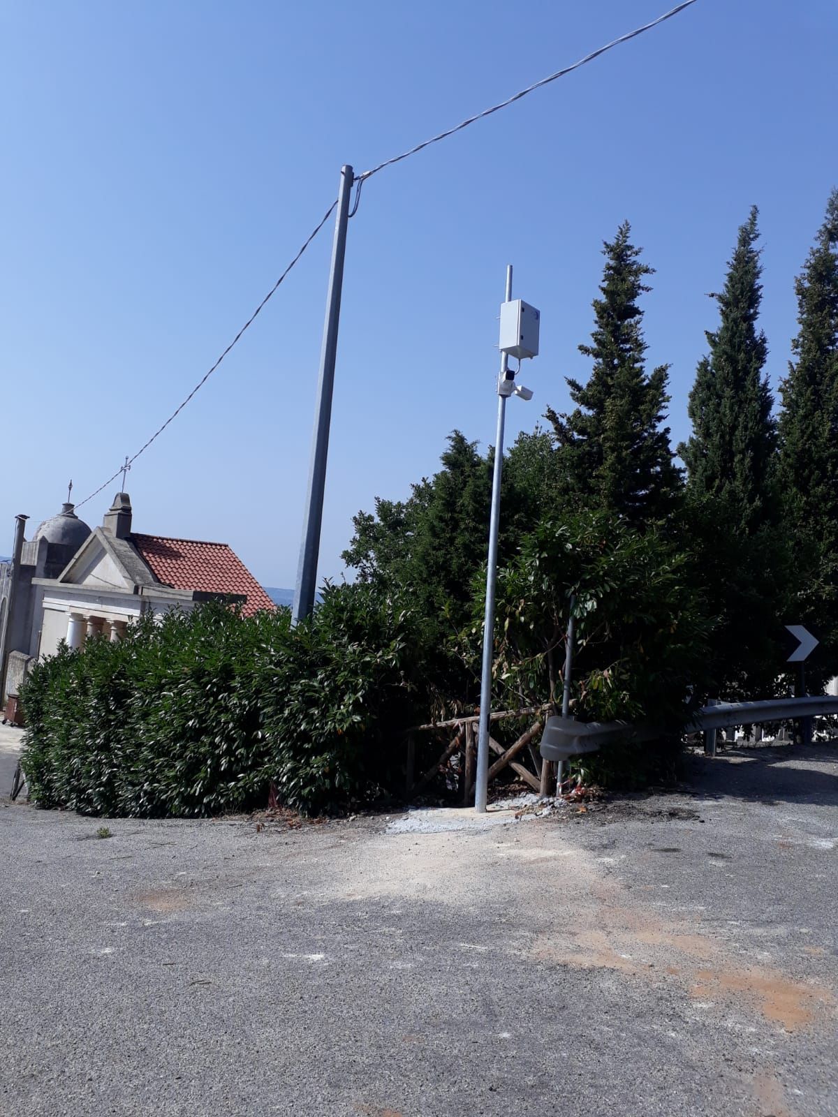 Una strada con un cartello che dice