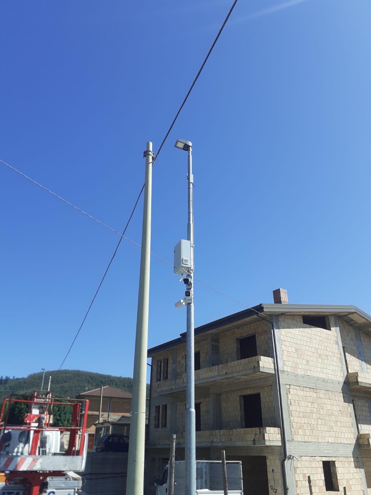 Un edificio in costruzione con un palo del telefono di fronte