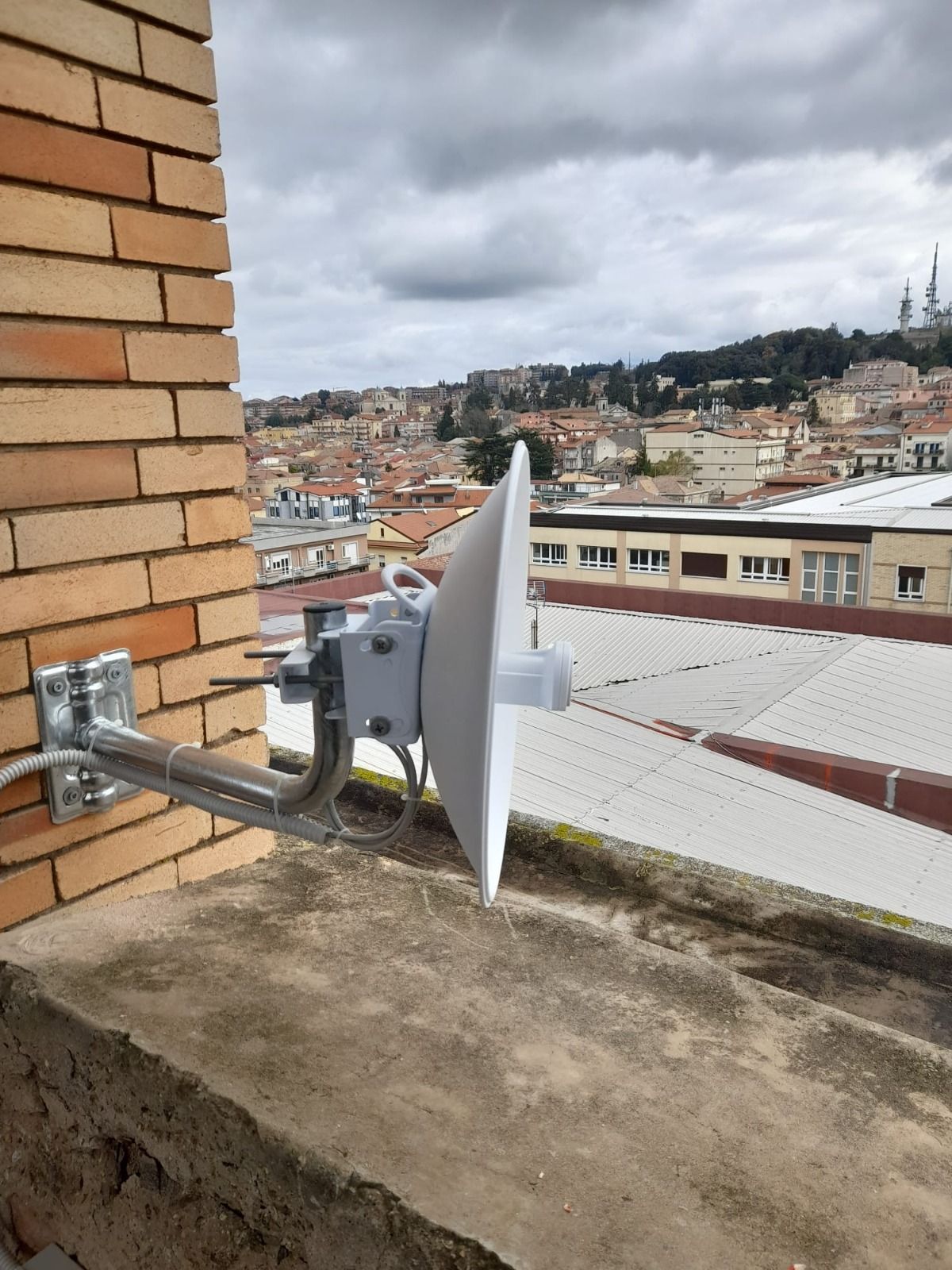 Una parabola satellitare è fissata al lato di un edificio