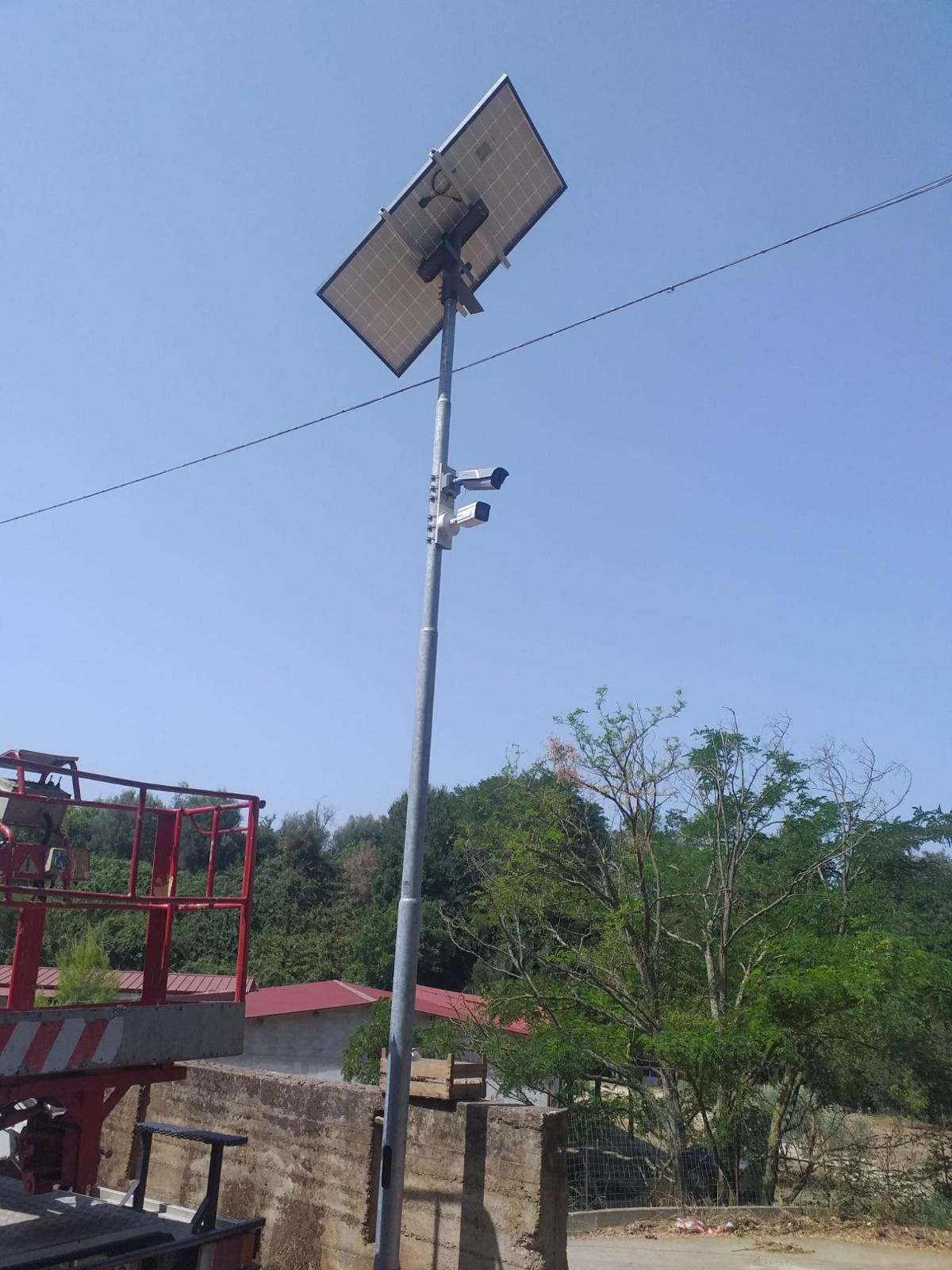 Un palo con un pannello solare attaccato