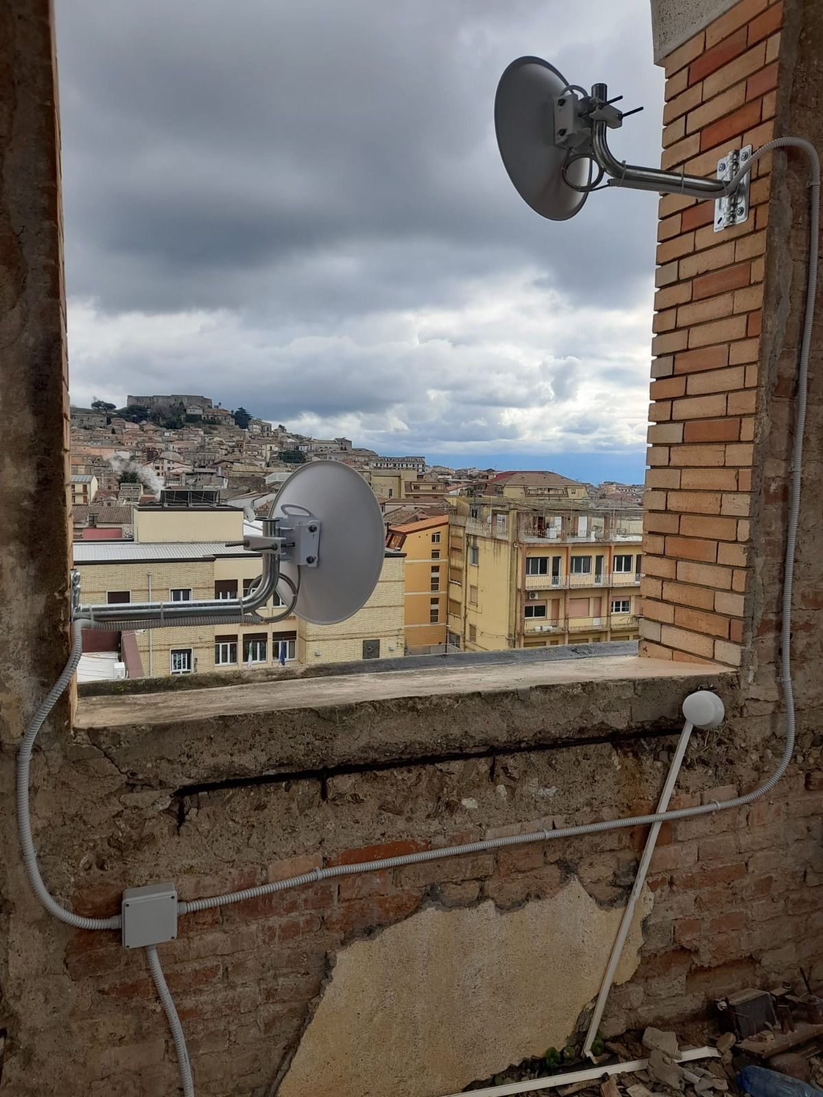 Una parabola satellitare è montata sul lato di un edificio