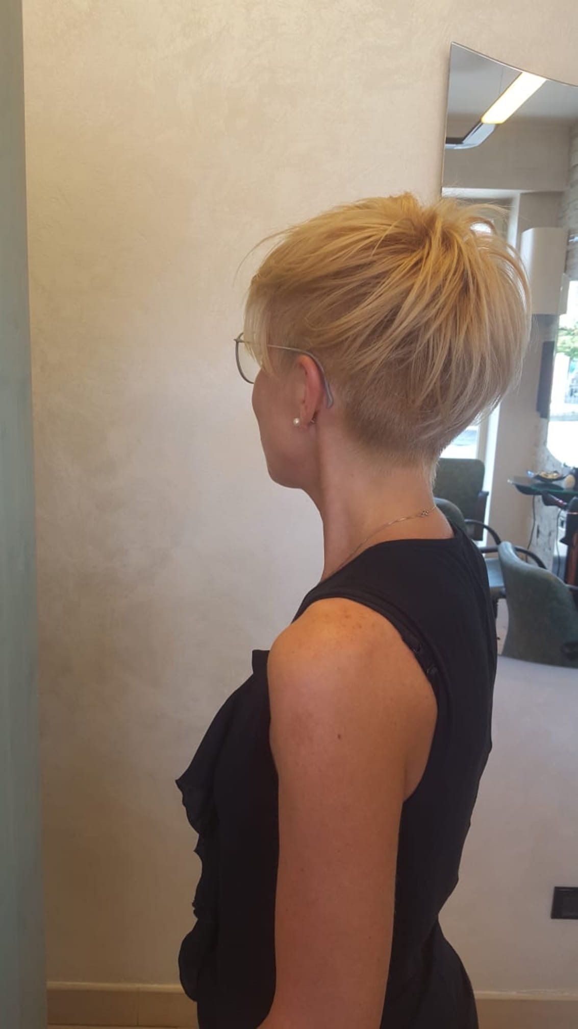 Acconciatura capelli biondi corti