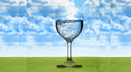 Disegno di un bicchiere d'acqua trasparente contro il cielo